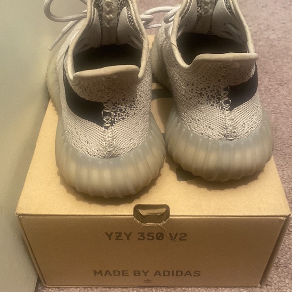 YEEZY BOOST 350 V2 ADULTS. AUTHENTIC BOX. SIZE: WOMEN 6.5 - Picture 2 of 4